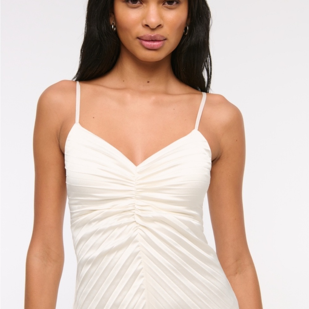 The A&F Giselle Sunburst Pleated Maxi Dress - Picture 2 of 9